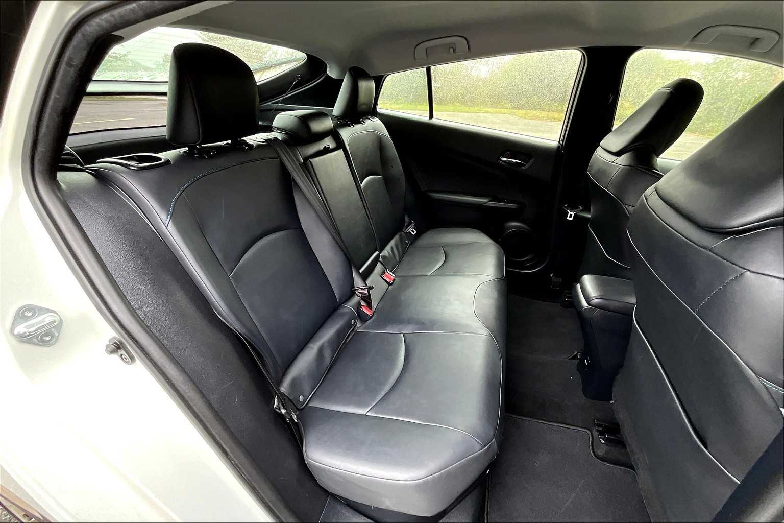 2016 Toyota Prius Three Touring photo 19