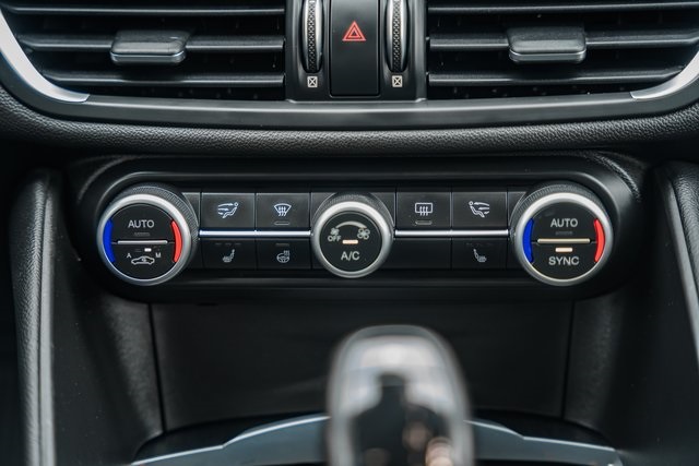 2019 Alfa Romeo Giulia Base photo 20