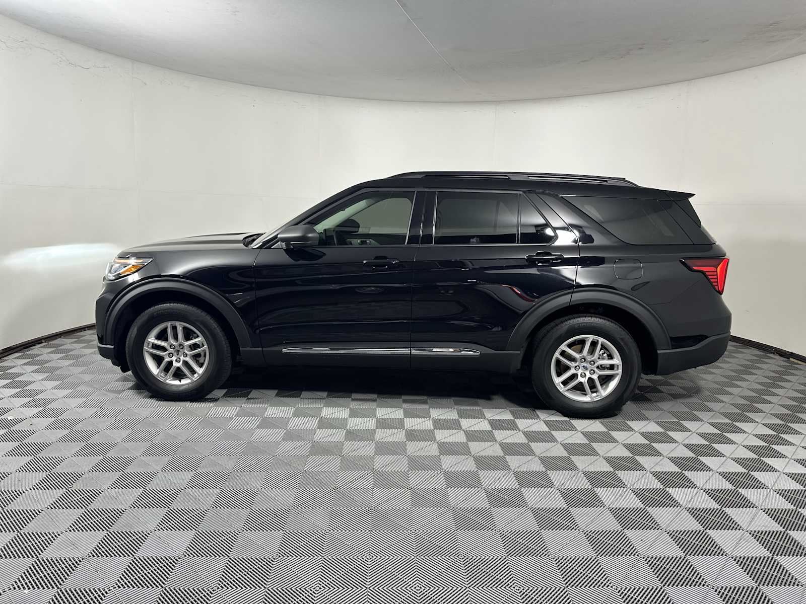 2025 Ford Explorer photo 4