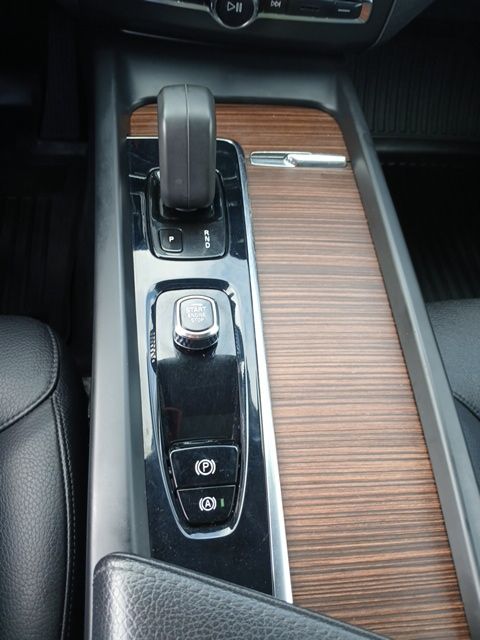 2022 Volvo XC60 B5 Momentum photo 19