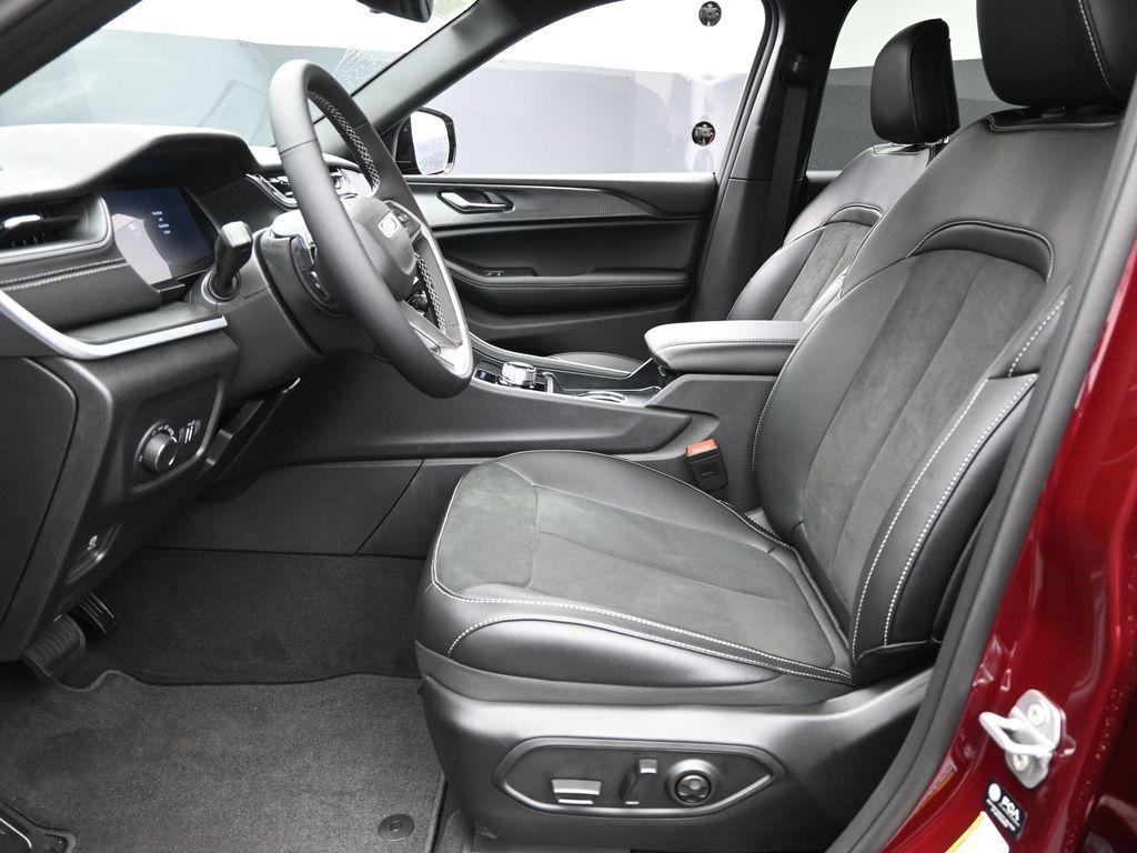 2025 Jeep Grand Cherokee Altitude photo 11