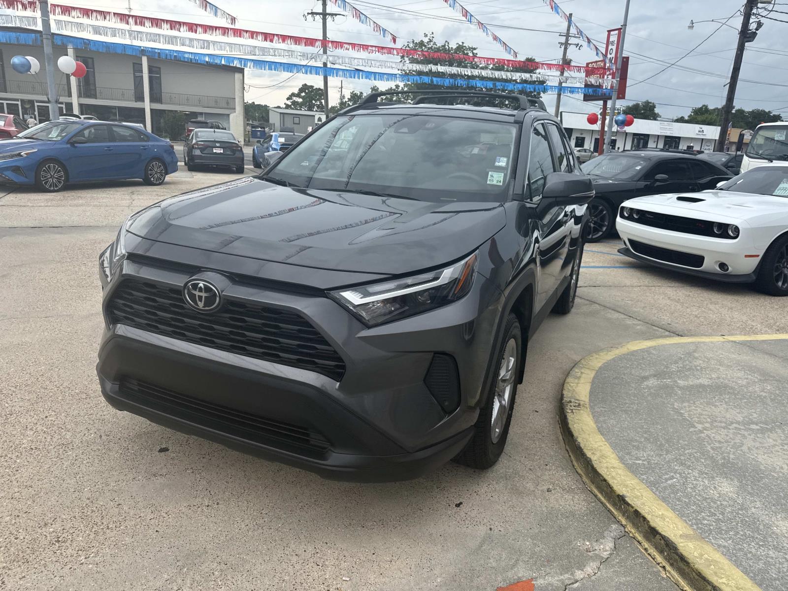 2022 Toyota RAV4 XLE photo 2
