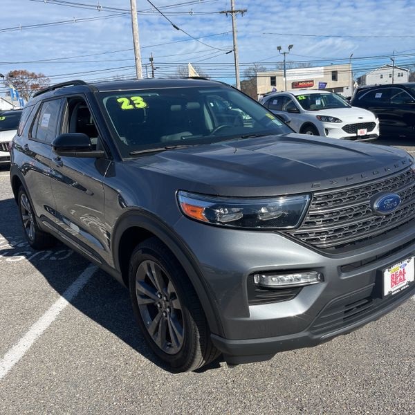 2023 Ford Explorer XLT photo 2