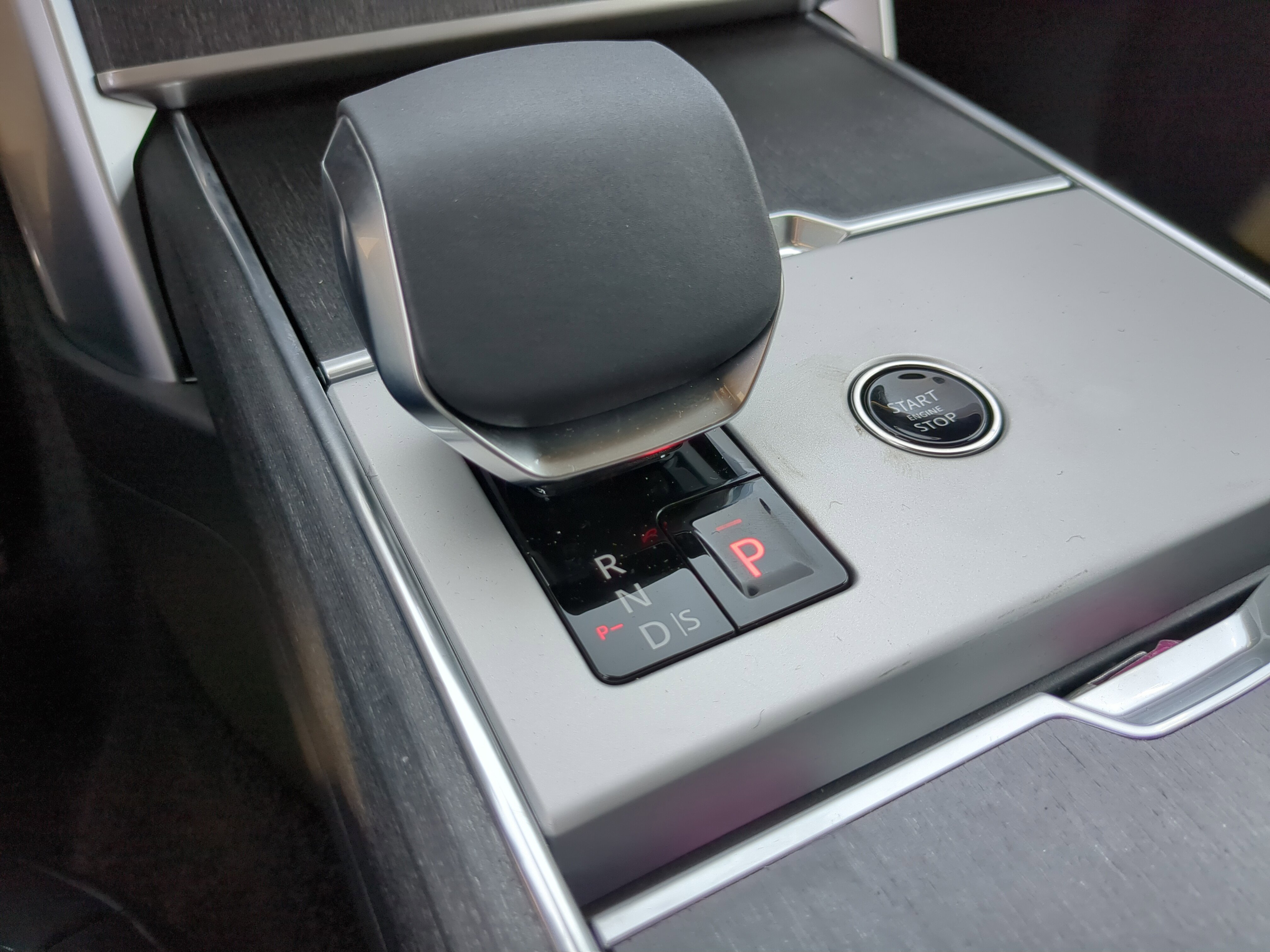 2025 Land Rover Range Rover SE photo 9