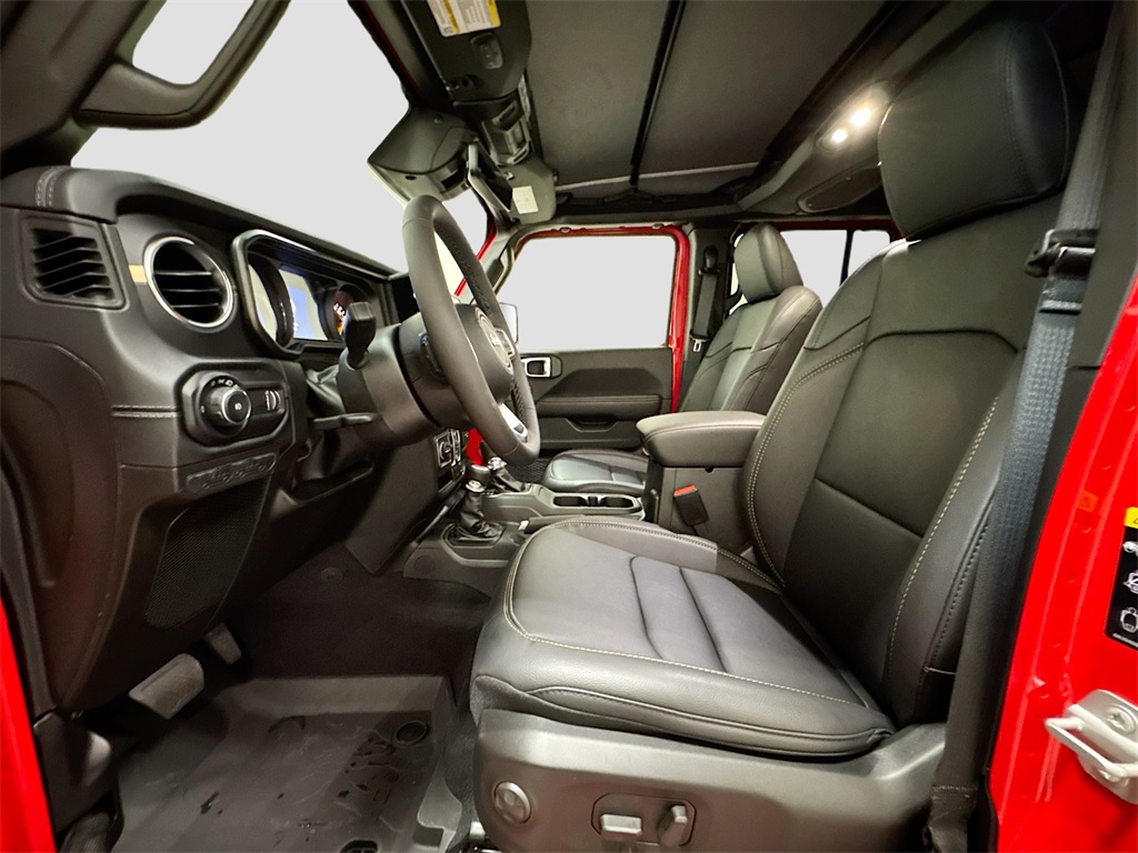 2025 Jeep Wrangler Sahara photo 5