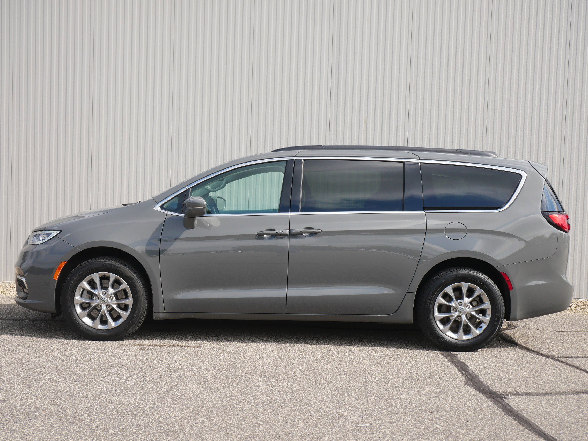 Used 2022 Chrysler Pacifica Touring-L with VIN 2C4RC3BG7NR216533 for sale in Hastings, Minnesota