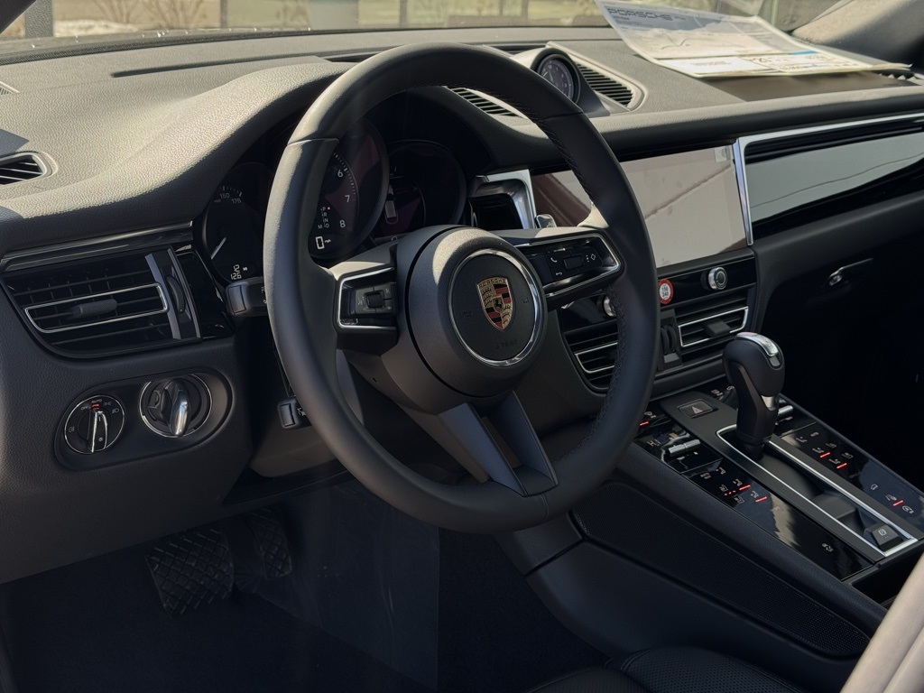 2025 Porsche Macan T photo 4