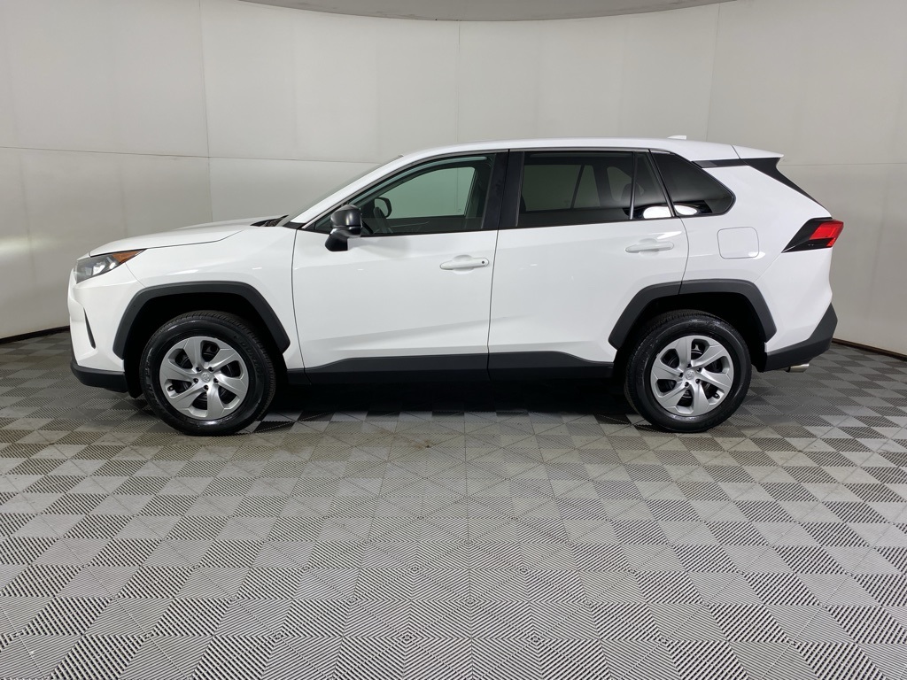 2022 Toyota RAV4 LE photo 24