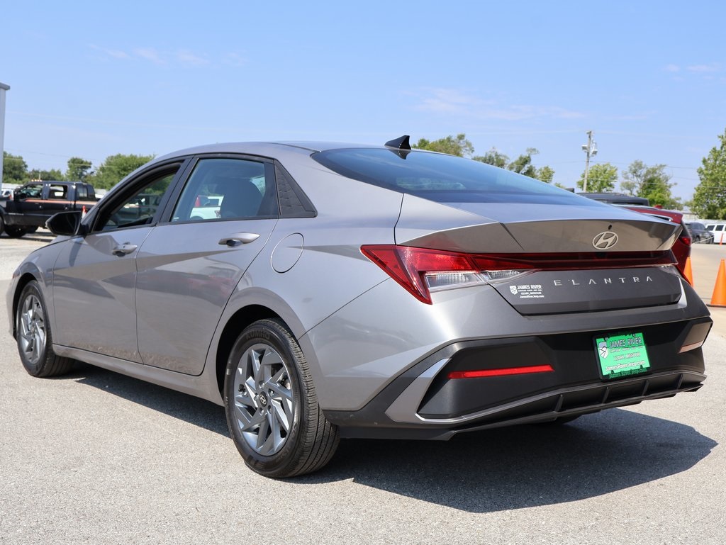 2024 Hyundai Elantra SEL photo 3