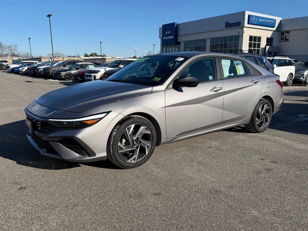 2025 Hyundai Elantra SEL Sport photo 2