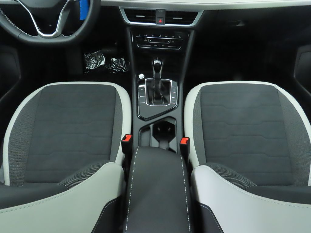 2025 Volkswagen Taos SE photo 16