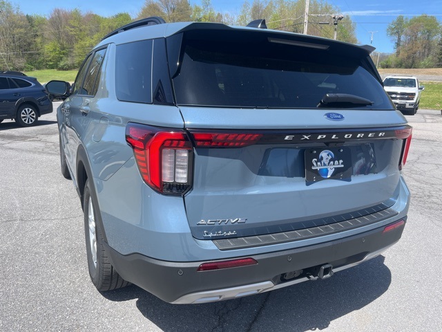 2025 Ford Explorer photo 5