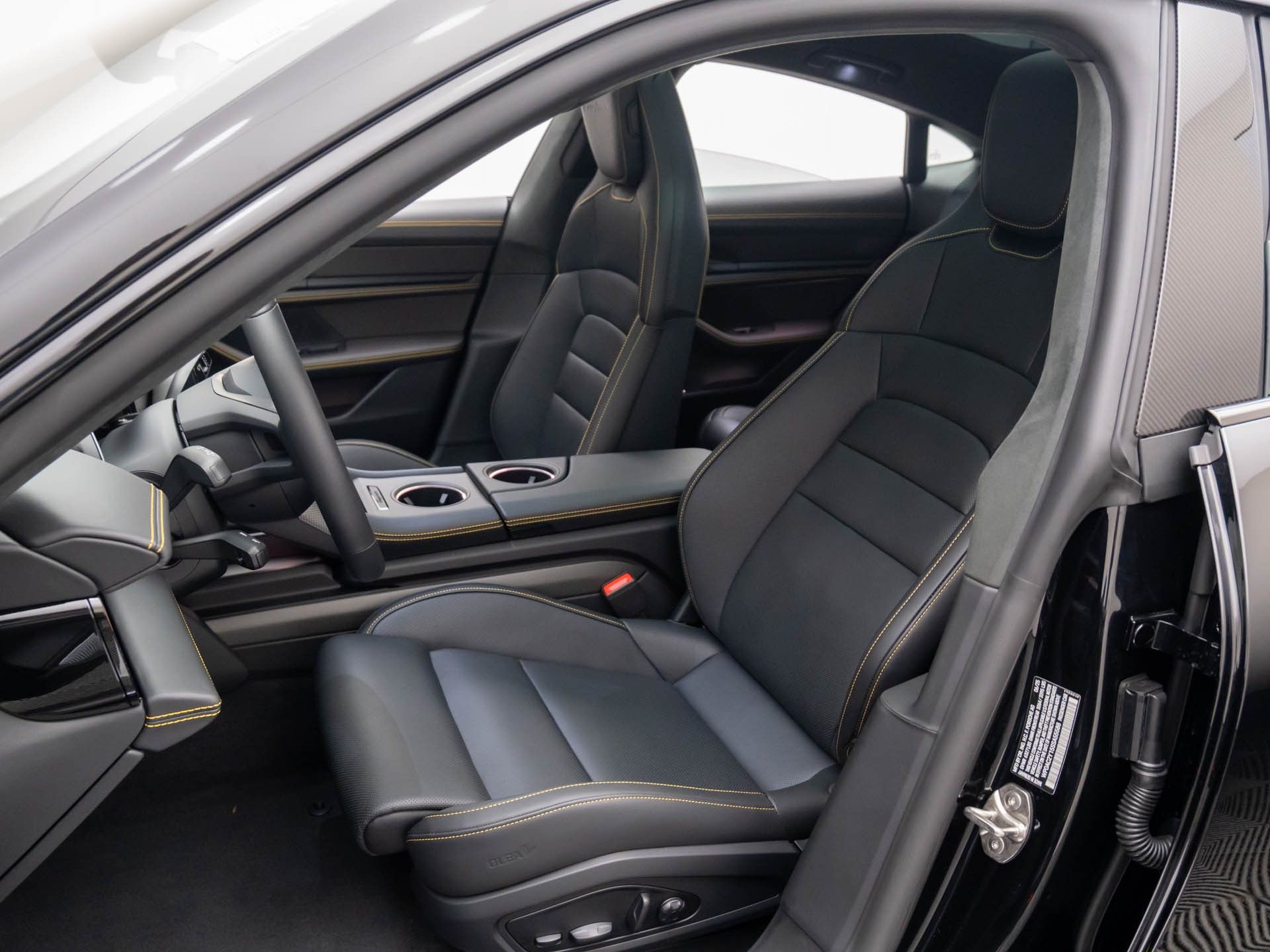 2025 Porsche Taycan Turbo S photo 4