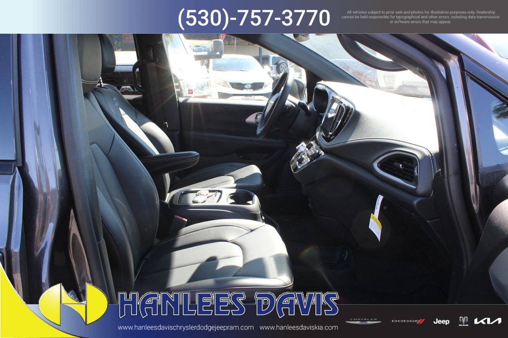 2023 Chrysler Pacifica Hybrid Touring L photo 4