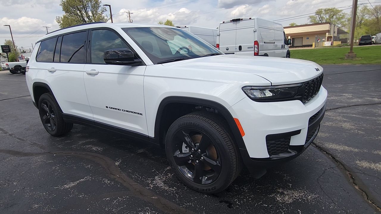 2025 Jeep Grand Cherokee Altitude photo 2