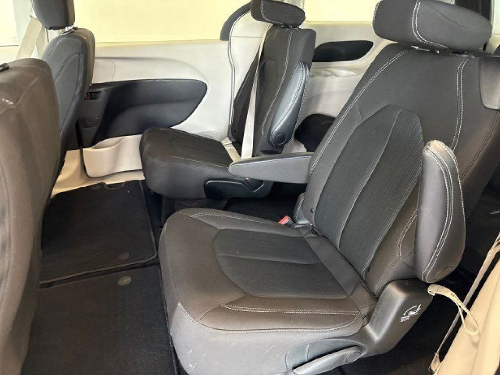 2023 Chrysler Voyager LX photo 10
