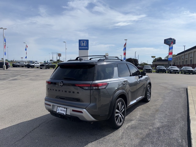 2023 Nissan Pathfinder Platinum photo 4