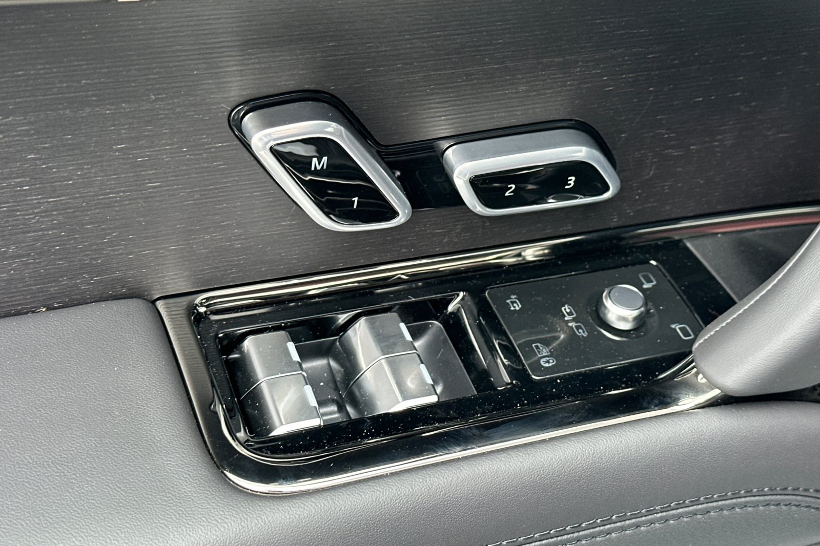 2025 Land Rover Range Rover Sport SE photo 12