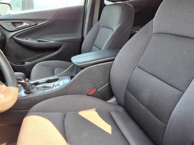 2025 Chevrolet Malibu 1LT photo 3