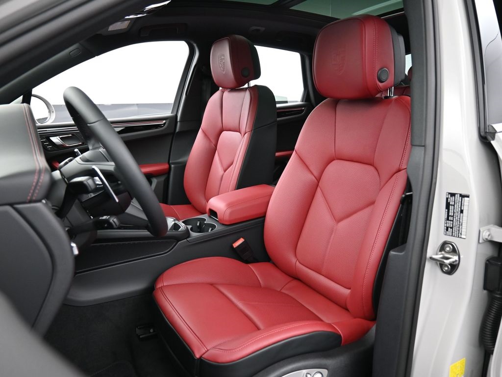 2026 Porsche Macan T photo 4