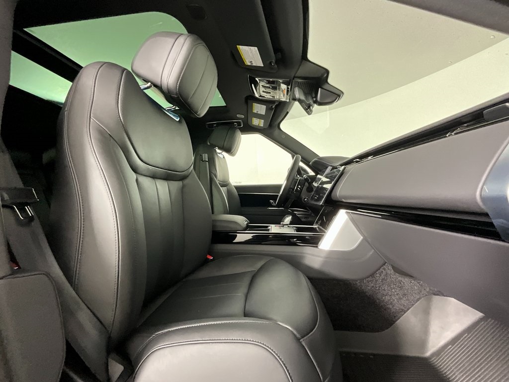 2025 Land Rover Range Rover SE photo 3