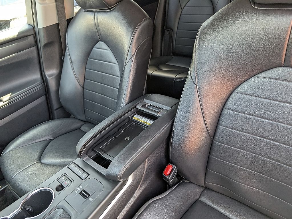 2022 Toyota Highlander XLE photo 25