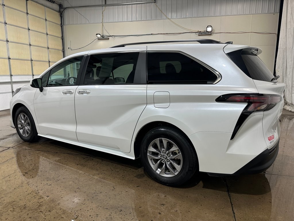2024 Toyota Sienna XLE photo 7