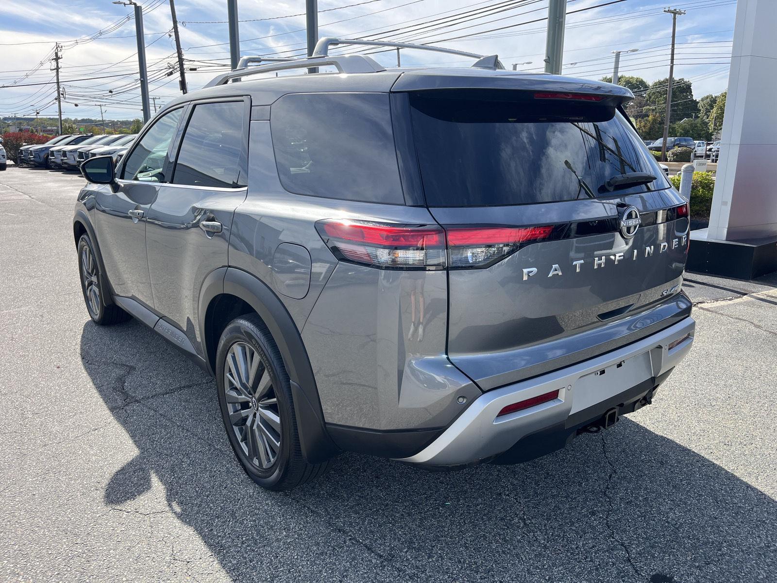 2024 Nissan Pathfinder SL photo 3