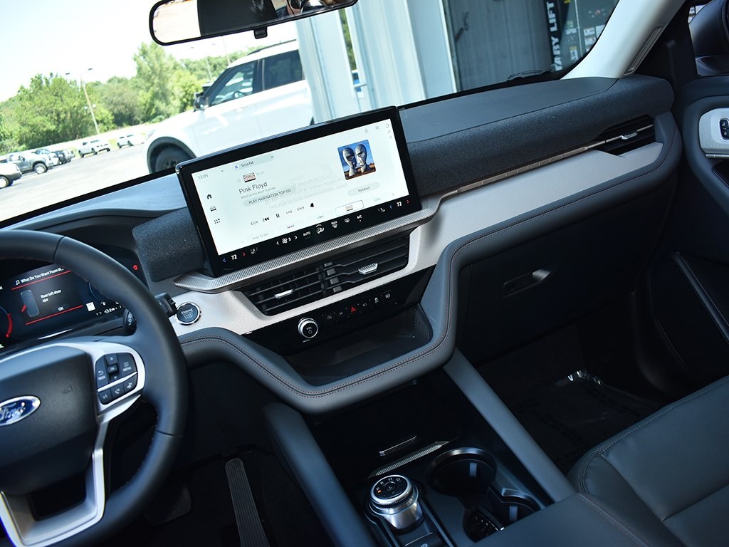 2025 Ford Explorer photo 15
