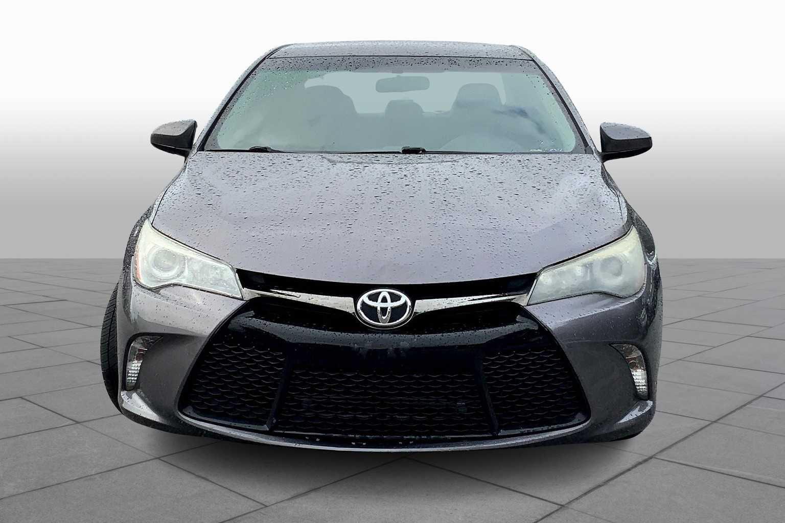 2015 Toyota Camry SE photo 3