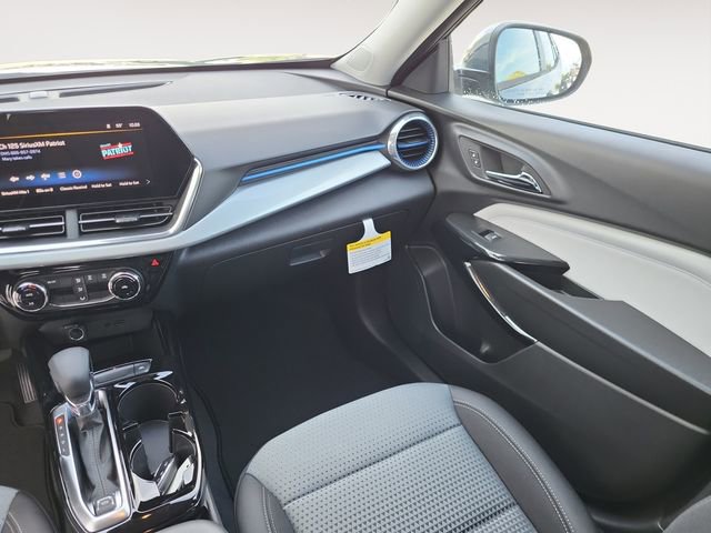 2025 Chevrolet Trax LT photo 12