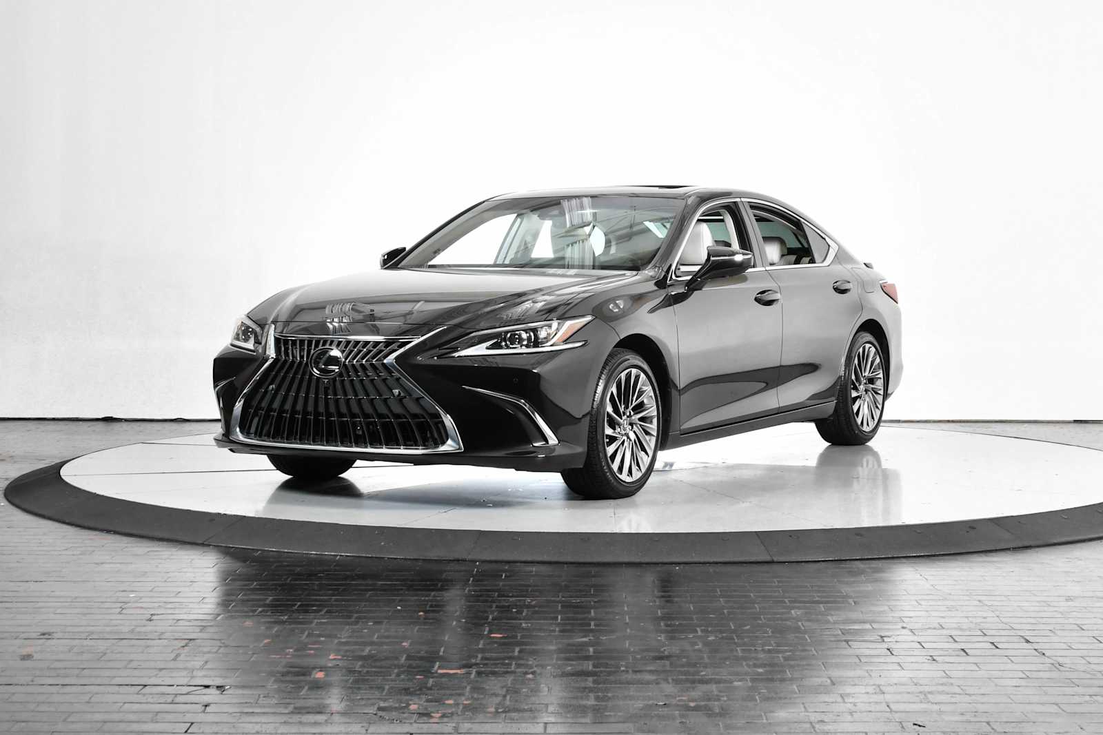 2025 Lexus ES Hybrid 300h Luxury's photo