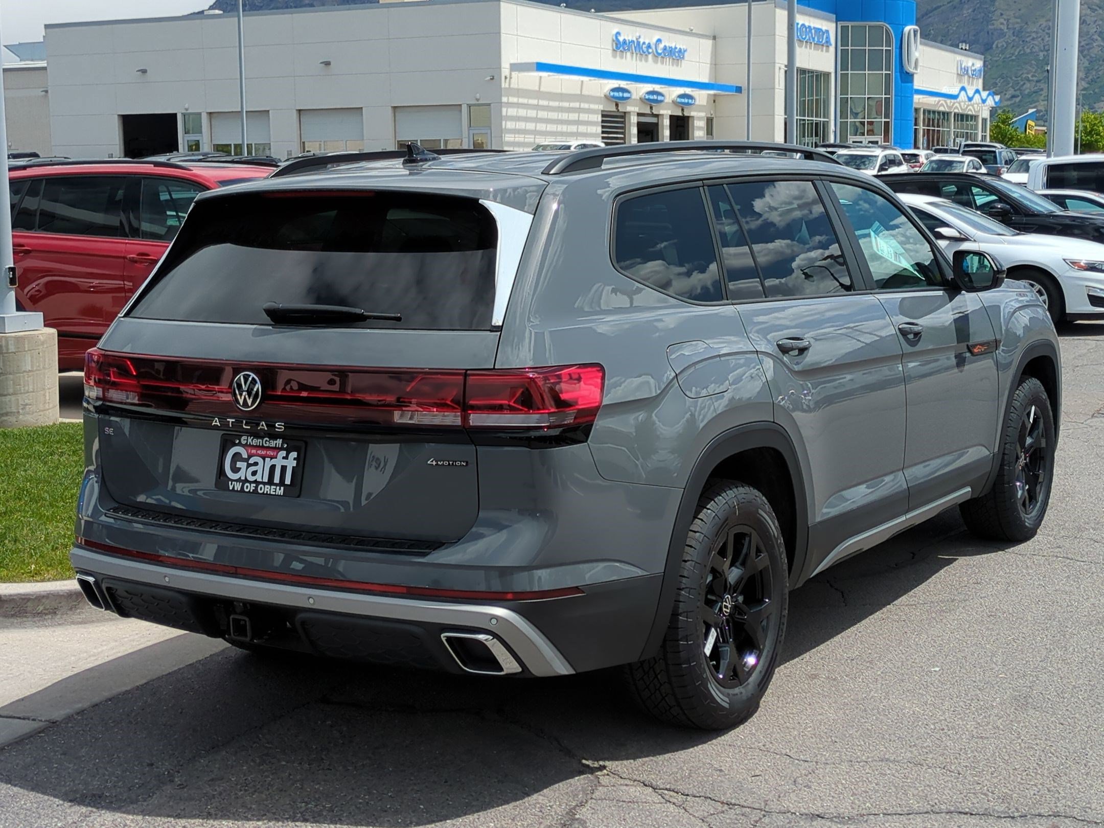 2025 Volkswagen Atlas Peak Edition SE photo 3