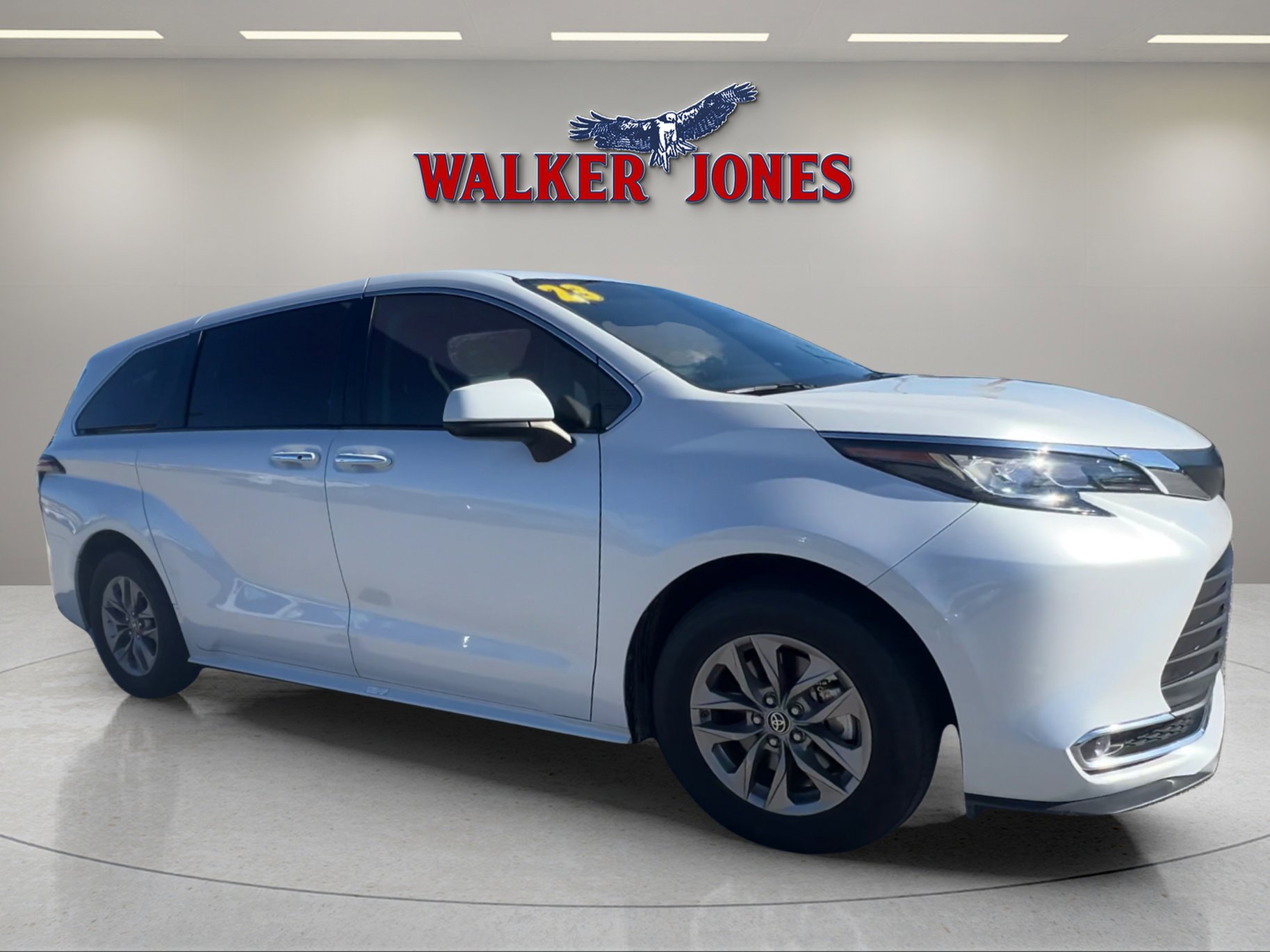 2023 Toyota Sienna XLE's photo