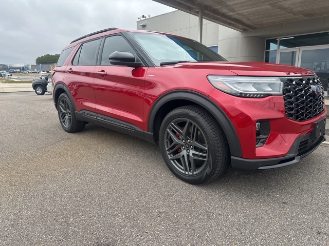2025 Ford Explorer ST-LINE's photo