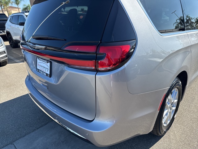 2021 Chrysler Pacifica Touring L photo 11