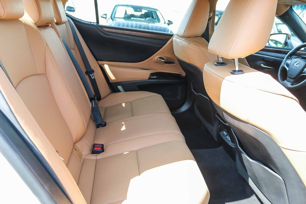 2022 Lexus ES 300h photo 17
