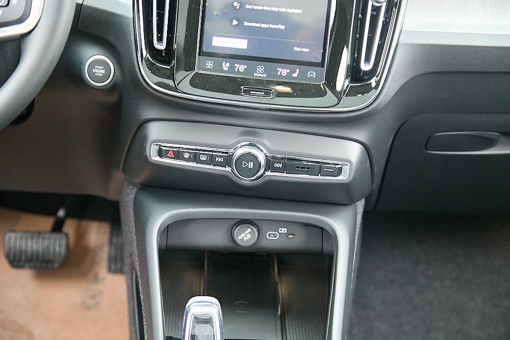 2026 VOLVO XC40 - Image 26