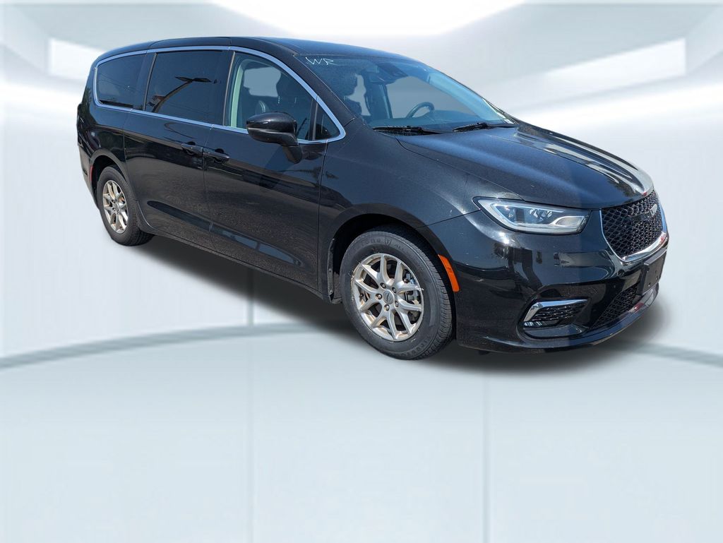 2023 Chrysler Pacifica Touring L photo 2
