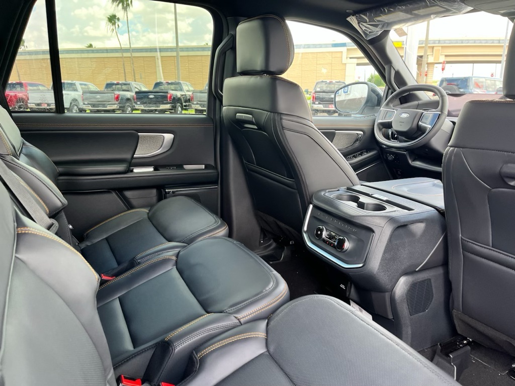 2025 Ford Expedition photo 16