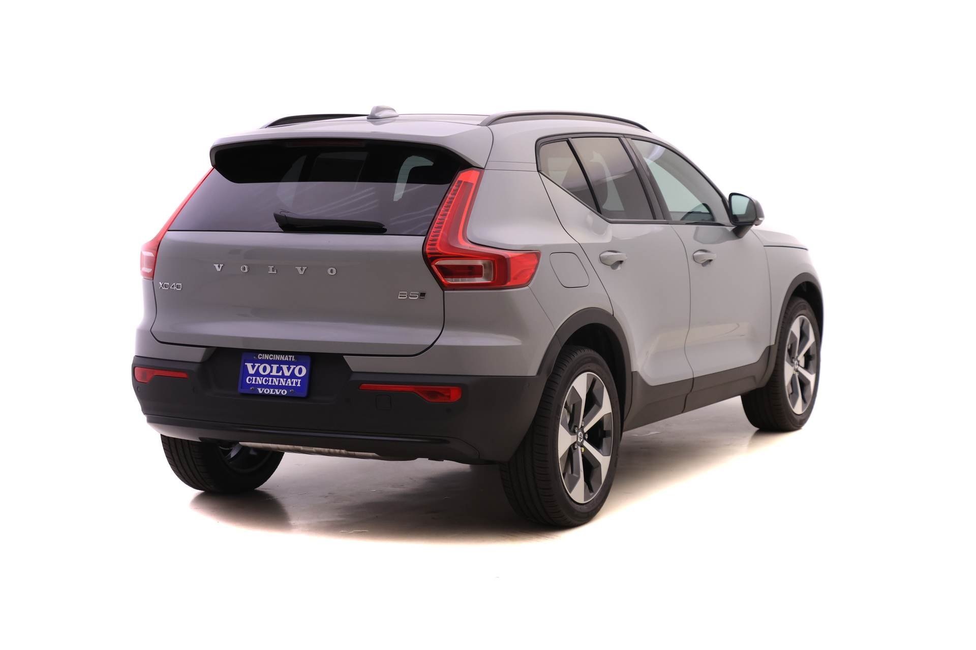 2026 Volvo XC40 Plus photo 4