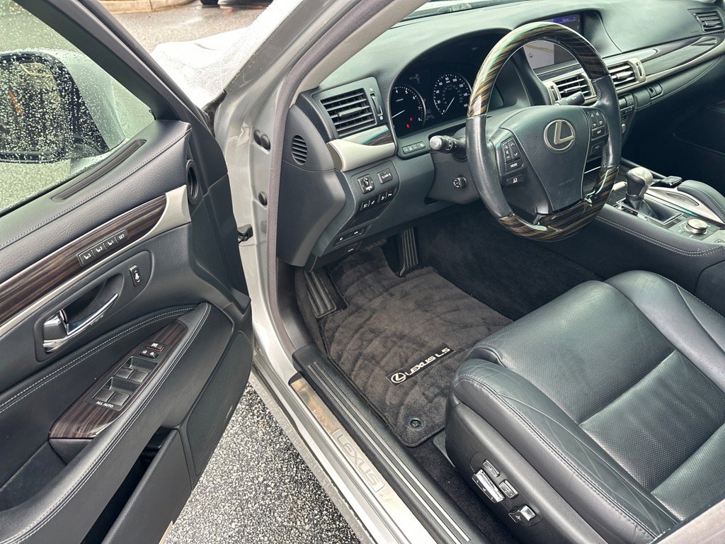 2017 Lexus LS 460 photo 9