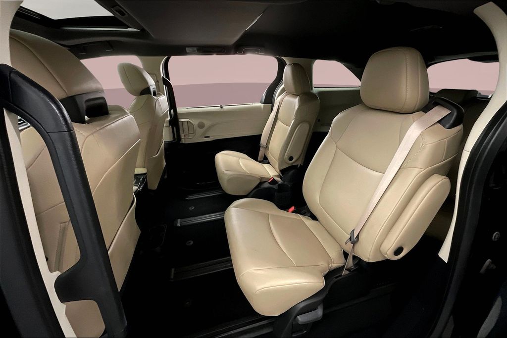 2023 Toyota Sienna XLE photo 24
