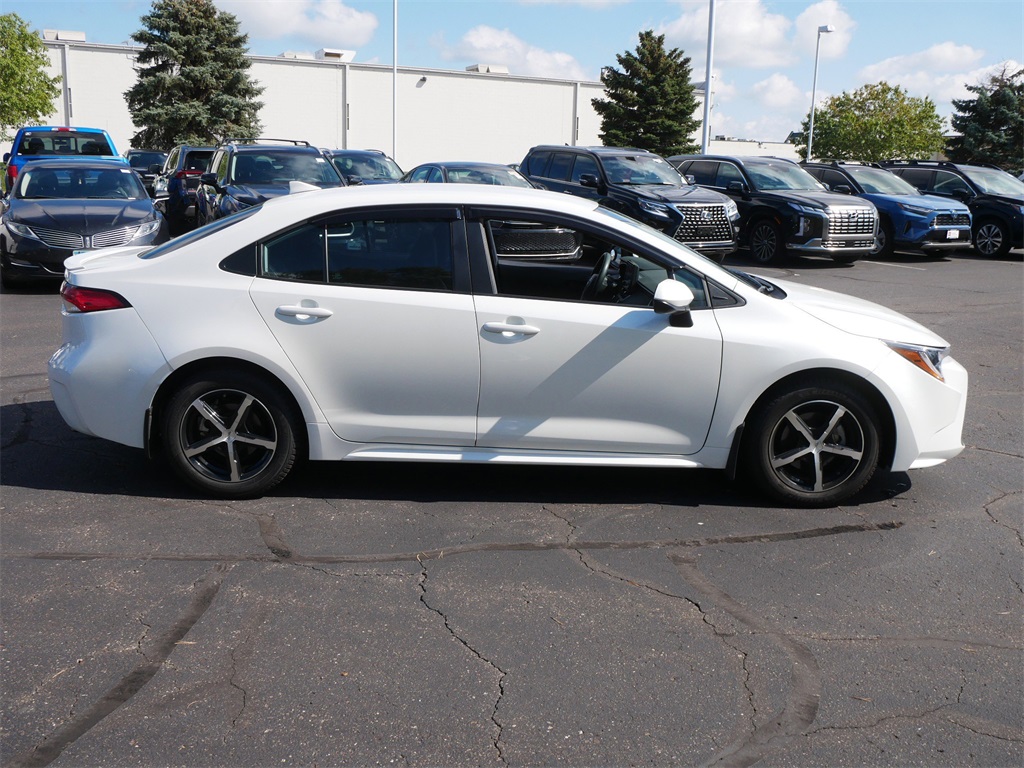 2022 Toyota Corolla LE photo 3
