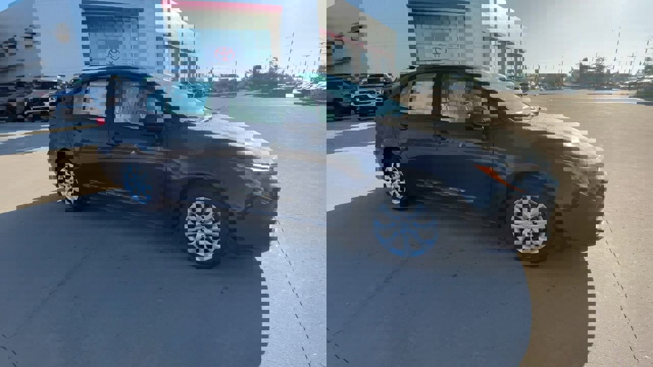 2025 Toyota Corolla LE photo 2