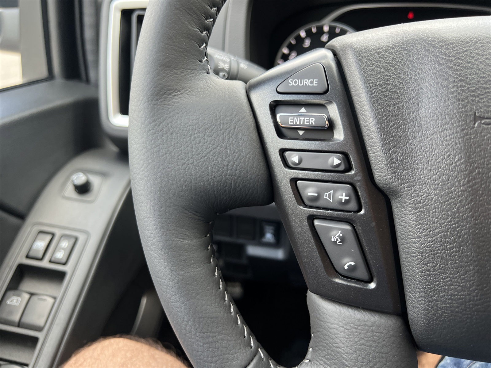 2025 Nissan Frontier SV photo 13