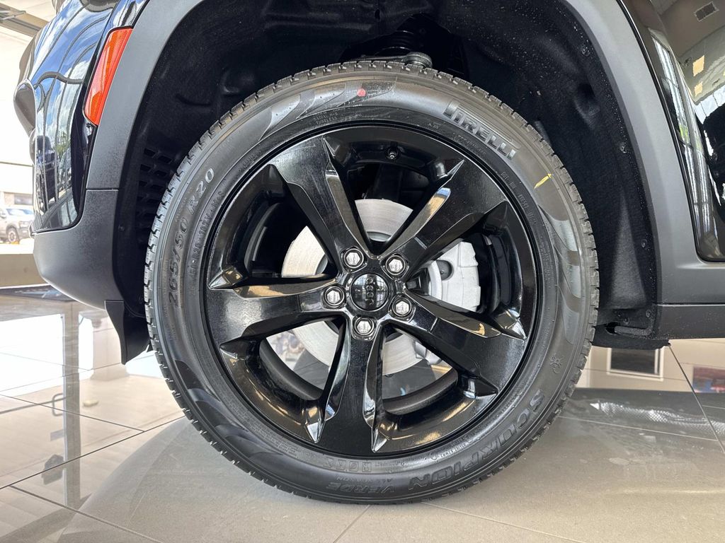 2025 Jeep Grand Cherokee Limited photo 3