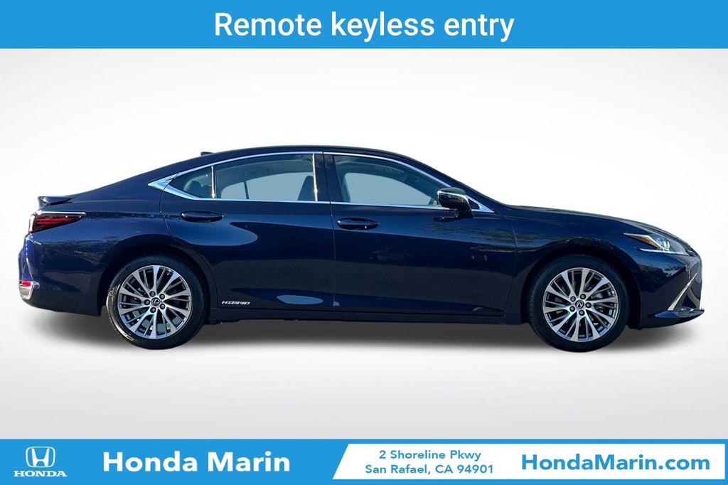 2021 Lexus ES 300h photo 3