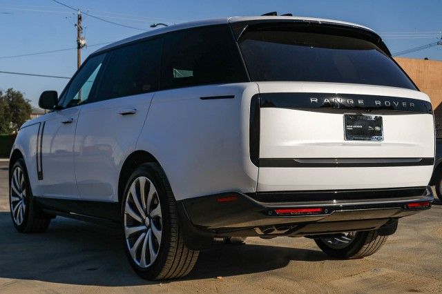 2025 Land Rover Range Rover SE photo 4