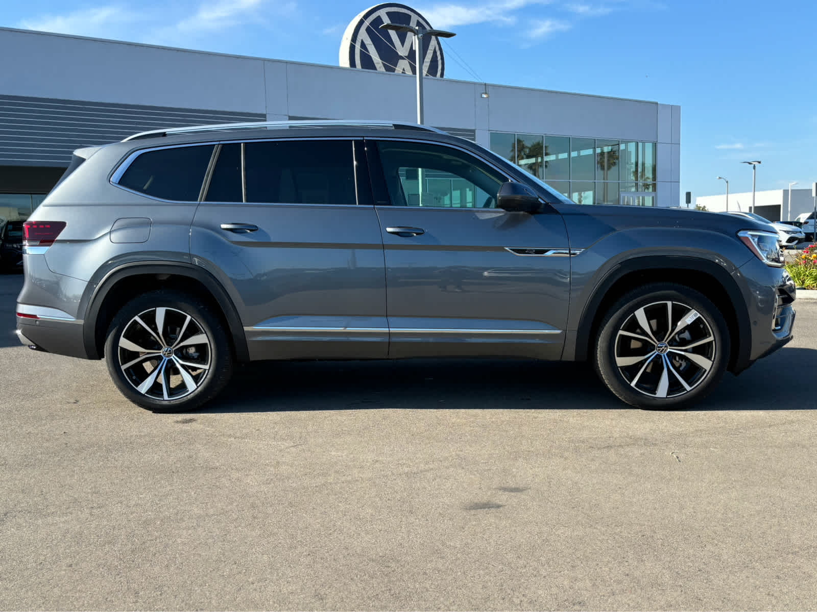 2025 Volkswagen Atlas SEL Premium R-Line photo 2